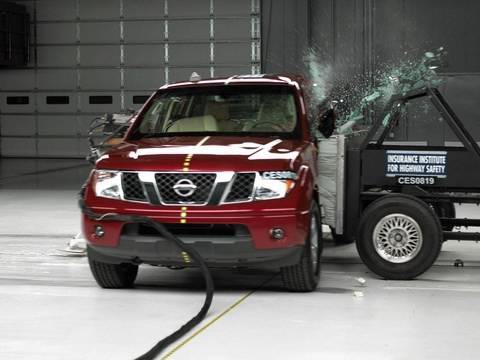 Video Crash Test Nissan Frontier 2004 - 2010