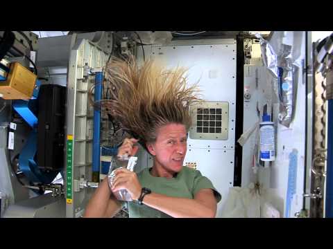 Astronautka Karen Nyberg demonstruje, krok po kroku, zabieg mycia głowy w kosmosie. Nie lepiej byłoby obciąć się na krótko?