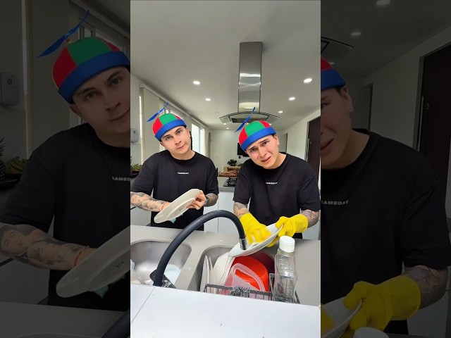 Los gemelos limpiando 😂🧼