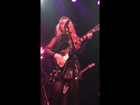 Sabrina Carpenter singing Run and Hide @ The Sinclair 11.23.16