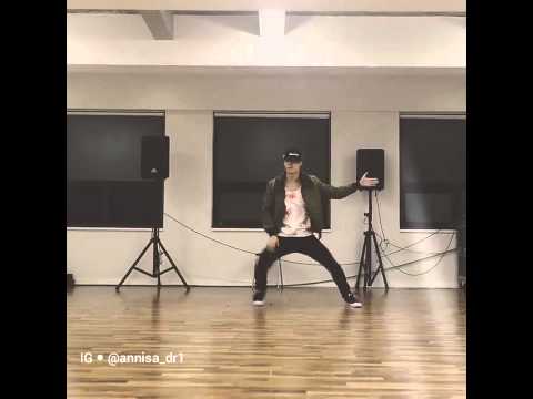 Zhang Yixing (Lay) dancing Luhan - Lu