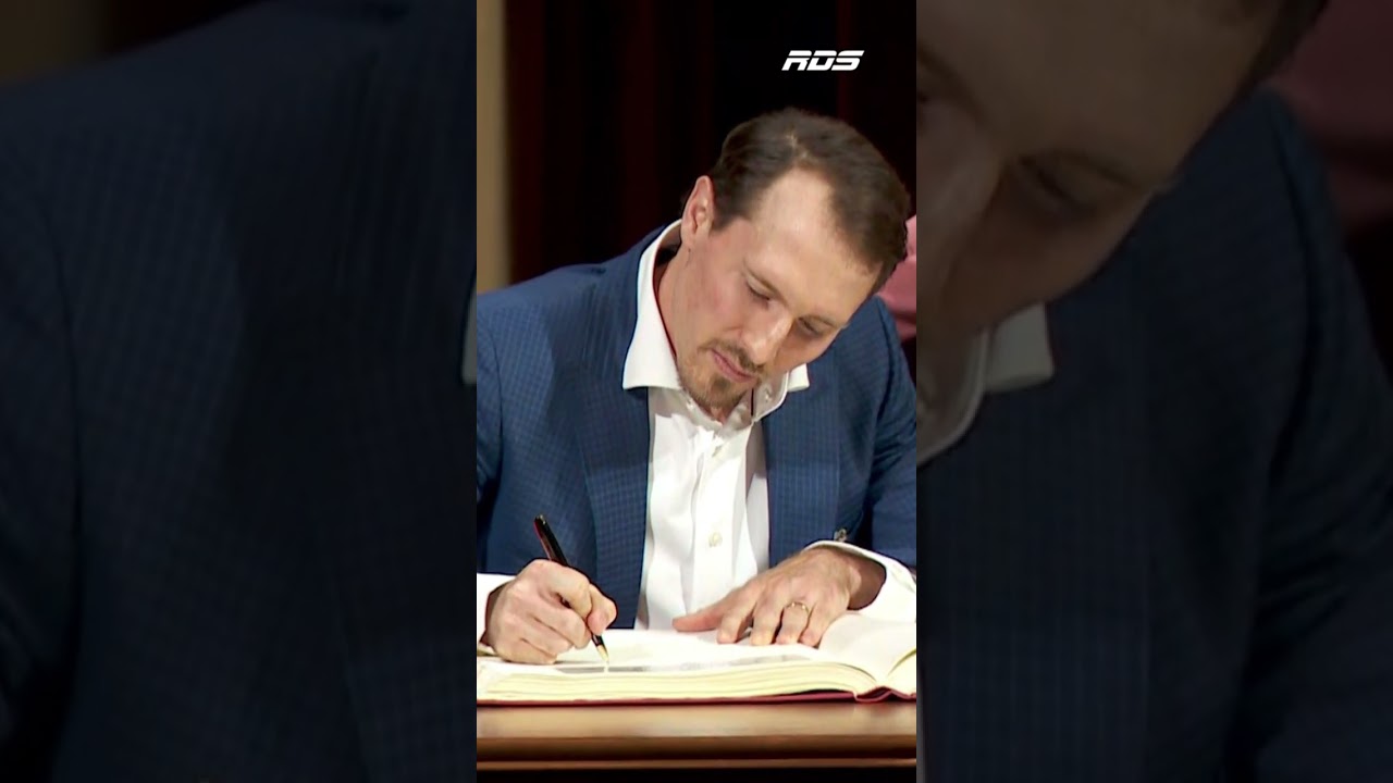 Brendan Gallagher est honoré à l’hôtel de ville de Montréal en recevant la citoyenneté d’honneur!🥹❤️