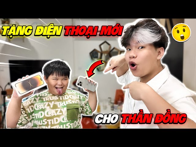 Joi FF Tặng Điện Thoại Mới Cho Thần Đồng 😱