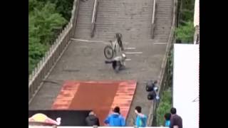 Bikers Rio Pardo | Vídeos | Kelly MacGarry sofre forte queda em escadaria na China
