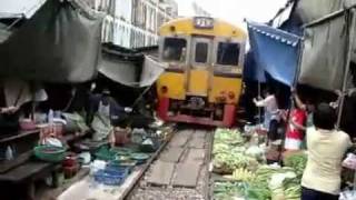 傳說中的泰國鐵道菜市場