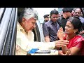 Woman Ran Along With Chandrababu Convoy For Meeting Him | V6 News - 03:15 min - News - Video