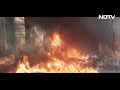 Hyderabad: भीषण आग से बच्चे, महिला का डेयरिंग Rescue Operation  - 01:39 min - News - Video
