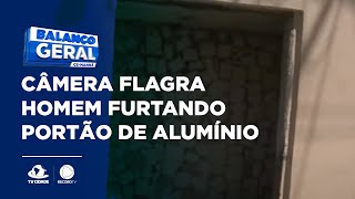 Câmera flagra homem furtando portão de alumínio de condomínio em Fortaleza