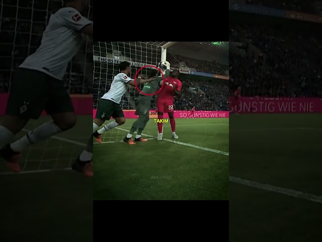 Defans Oyuncusu 200 iQ Haraketle Golü Engelledi 😱🤯 #football #shorts