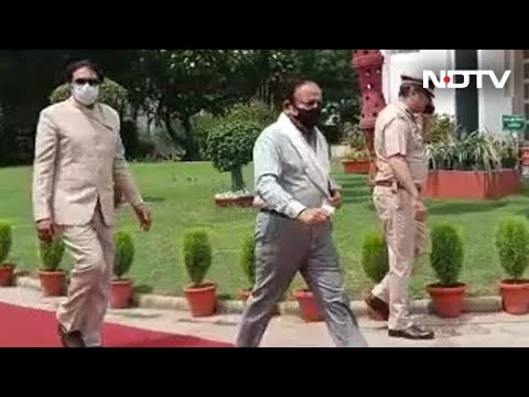 Video: BJP leader, upset over seating, leaves Delhi Lt Governors oath