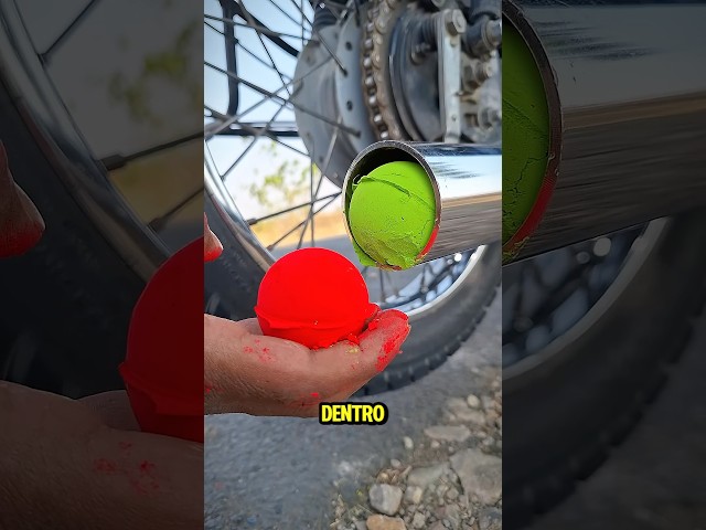 Él metió una bola de pintura dentro del silenciador de la motocicleta 😱