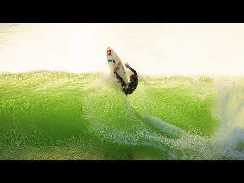 Surfing and style. SACA: The story of Tiago Pires E3