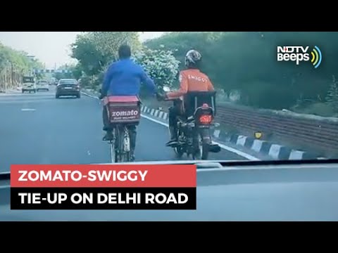 Viral: Swiggy delivery agent helping his Zomato counterpart wins Internet