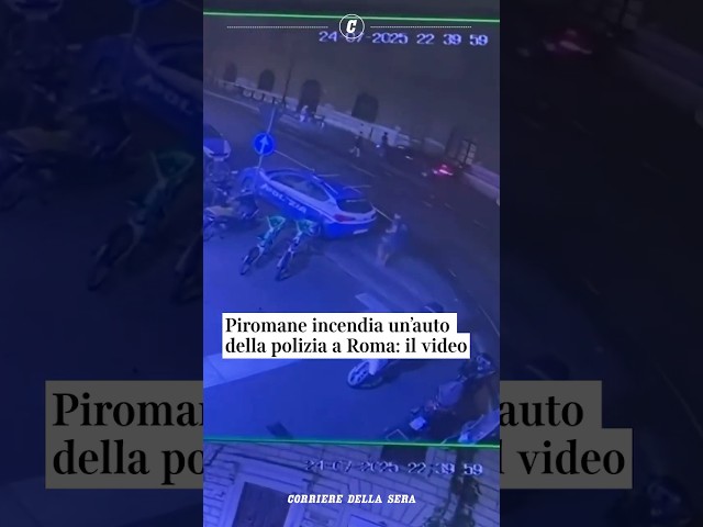 Piromane incendia un'auto della polizia a Roma: il video #shorts #news