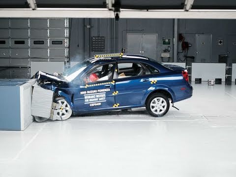 Відео -тест на аварію Suzuki Forenza Sedan з 2004 року