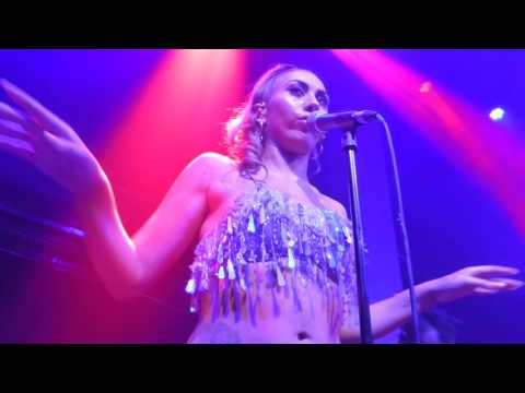 Kali Uchis - Suavemente (Elvis Crespo Cover)/ La Diabla (HD) - Jazz Cafe - 12.06.17
