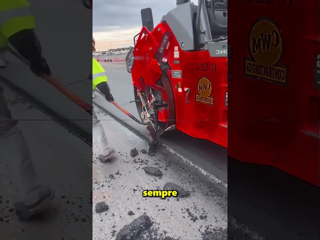 Questa macchina costruisce una strada tutta in una volta 😱