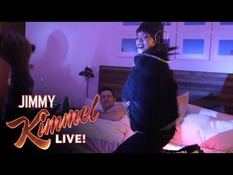 Погледнете како Ријана се пошегува со шоуменот Џими Кимел на 1 април