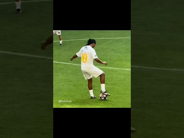 Ronaldinho still got it🥰