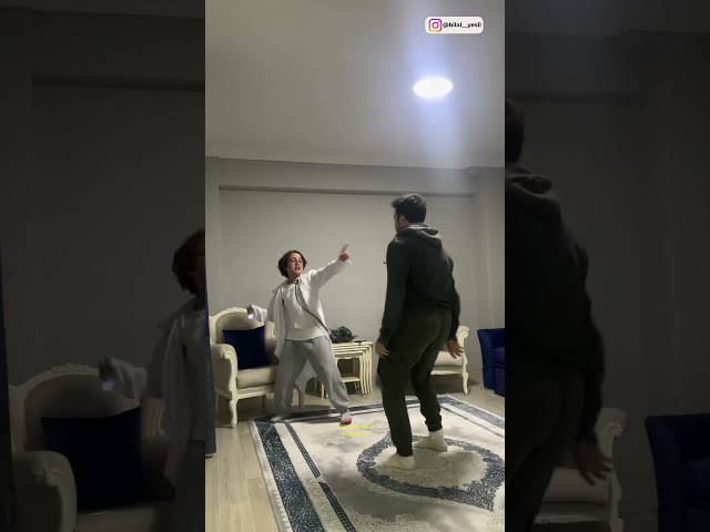 Parmağı Sonsuza Kadar Takip Eden Genç 😂
