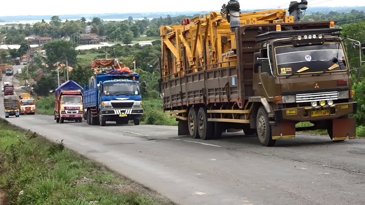 Truk Muatan Berat Hino Fuso Volvo Dan Nissan Konvoi Di Tanjakan Tinggi Heavy Freightage Truck By Truk Indonesia