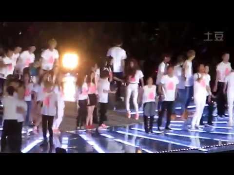 140815 f(x) Victoria & Krystal SMTown Ending