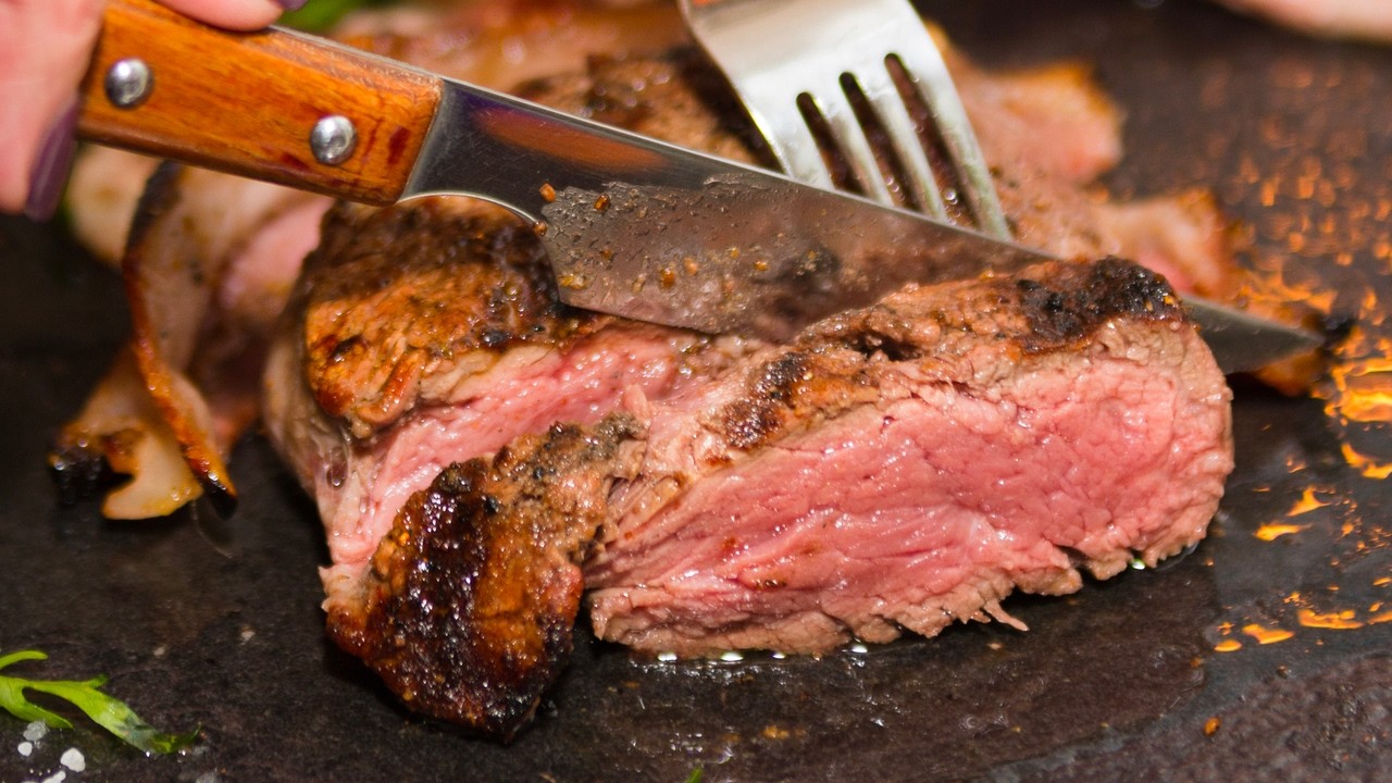 "C'est scandaleux" : L'État appelle à "limiter" la consommation de viande, les éleveurs inquiets !