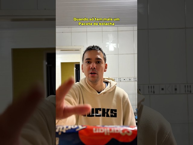 QUANDO SÓ TEM MAIS UM PACOTE DE BOLACHA 😂