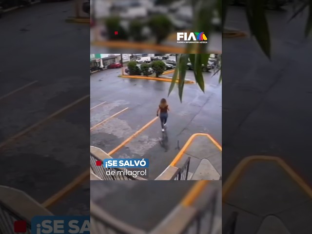 ¡Se salvó de milagro! | Mujer sale de restaurante y una camioneta casi se la lleva