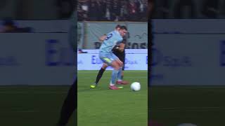 A nutmeg with class 🎩? | #vlahovic #tunnel #cremonesejuve