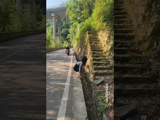 Gadis ini dibantu naik bukit.#shortvideo