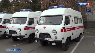 Александр Бурков торжественно вручил ключи от машин скорой помощи