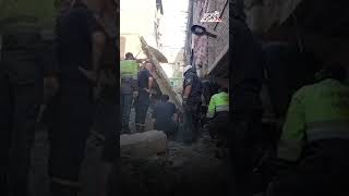   بعد  ساعات من البحث تحت الأنقاض انتشال طفلة مصابة في حادث انهيار عقارين بحدائق القبة