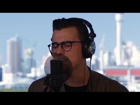 Stanaj performs 'Romantic' intimate and acoustic at The Edge