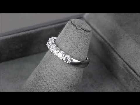 Изысканное золотое кольцо с 5 бриллиантами