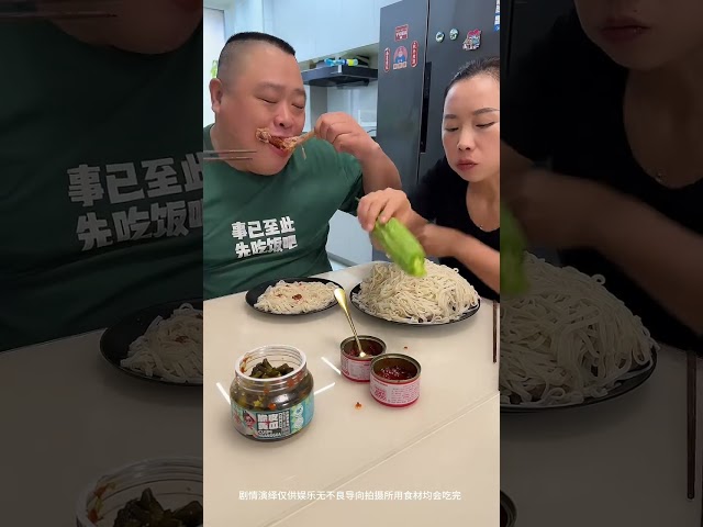 蠢老公以為自己出門，搶走了唯一的雞腿，誰料我掏出兩個他氣暈了