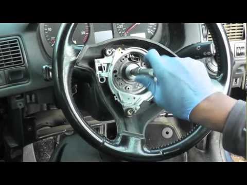 VW Golf IV - Steering Wheel Airbag Removal