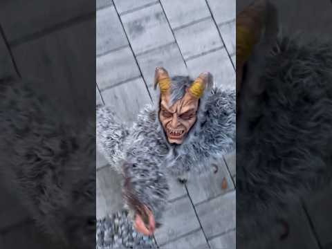 Hilfe 😨 wütender KRAMPUS steht vor Sarinas Tür 👹 #ViktoriaSarina