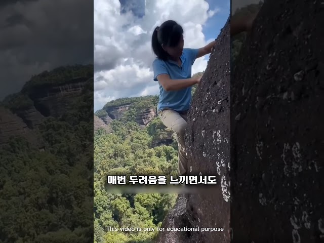 소녀는 아침마다 산에 올라 좁은 길을 쓸었어요😢