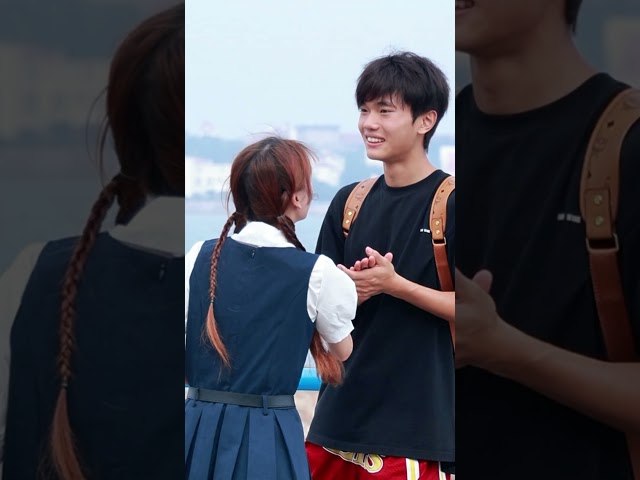 Calling Young Girls "Big Sister" | Prank  听到男生叫自己大姐，女生的笑容瞬间凝固  #prank #treeman #funny #搞笑