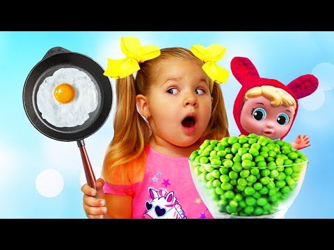Roma and Diana pretend play with food toys
