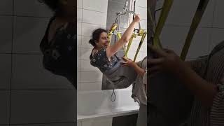 video Quand le transfert du fauteuil vers la baignoire devient un jeu !