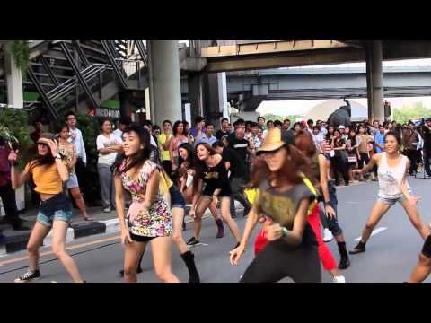 Jennifer Lopez: Flash Mob Thailand 2012
