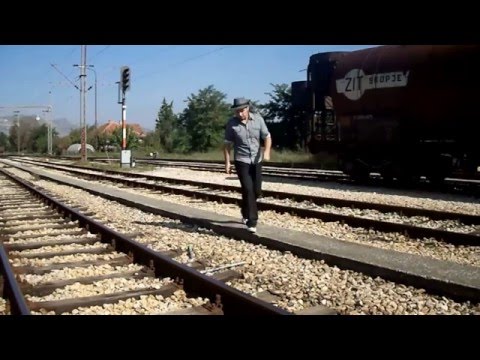 Семоќниот Диме прави магични трикови со левитација на железничката станица во Велес