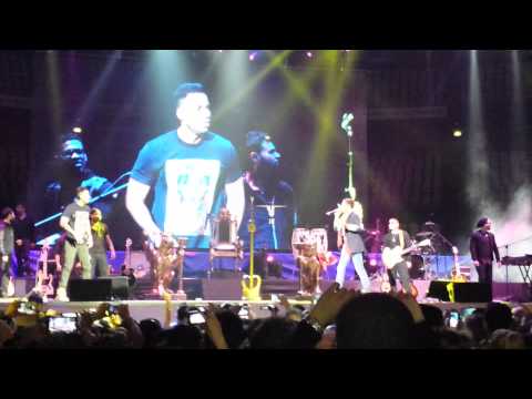 Fans le Roba el show a romeo santos en roma