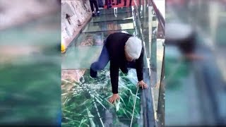 A video of a tourist guide terrified by the sight of a bridge’s glass bottom cracking has gone viral