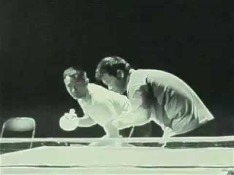 Брус Ли игра пинг-понг со нунчаки