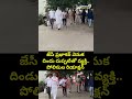 జేసీ ప్రభాకర్ వెనుక దిండు దుప్పటితో వ్యక్తి.. పోలిసుల రియాక్షన్ | JC Prabhakar Viral Video  - 00:06 min - News - Video