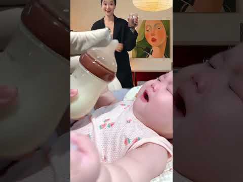 哺乳瓶が口元に届<strong>く</strong>と、赤ちゃんは<strong>す</strong>ぐ飲む準備をしま<strong>す</strong>。