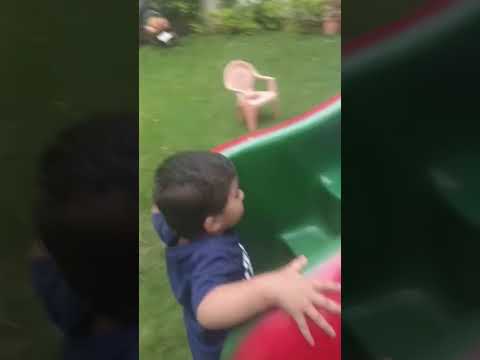 bachi ne maa ke sath silde ki #andrast #funny #ariba #feedshorts #azhari #funnyvideo sliding